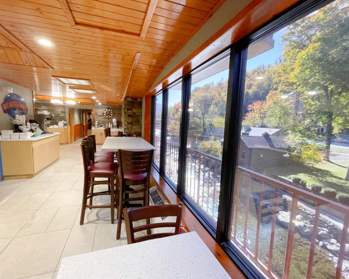 Baymont By Wyndham Gatlinburg On The River Extérieur photo
