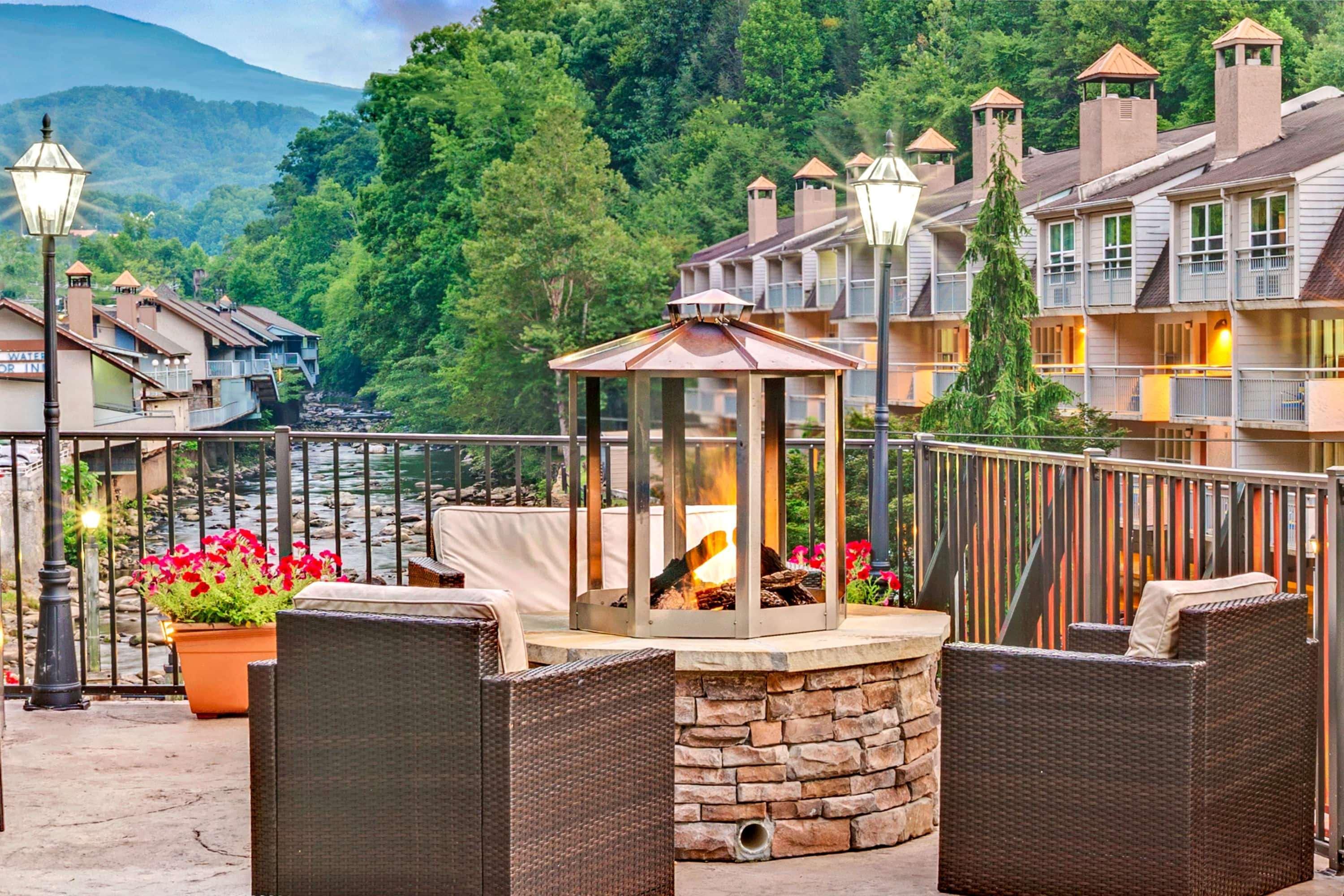 Baymont By Wyndham Gatlinburg On The River Extérieur photo