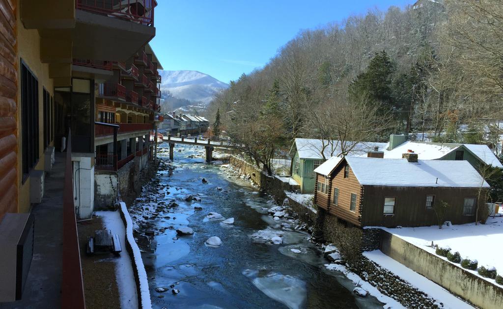 Baymont By Wyndham Gatlinburg On The River Extérieur photo